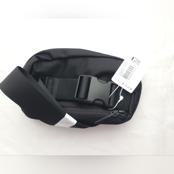 NWT Lululemon Everywhere Belt Bag Black - Picture 3 of 5